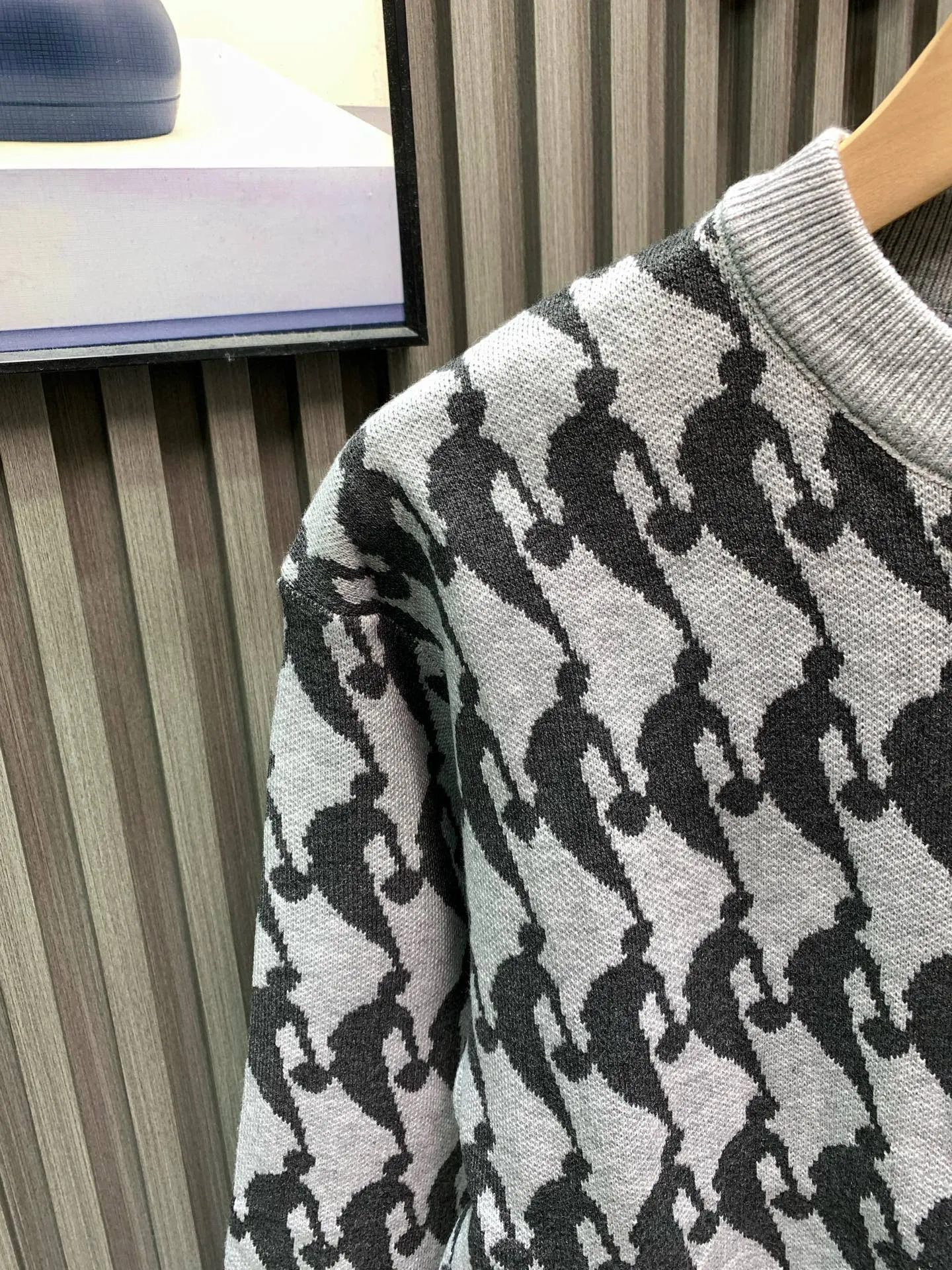 🅿️320 🀄️ Louis Vuitton Louis Vuitton's new autumn and winter knitted sweater pullover. The gray NBA co-branded model is printed with logo all over. It has a delicate and soft feel and can directly contact the skin. The warm yarn changes into a delicate texture. The top craftsmanship is very distinctive. The style is simple, elegant and exquisite. The three-dimensional tailoring design makes the entire sweater full of youthful vitality and vitality. Recommended for autumn and winter wear.